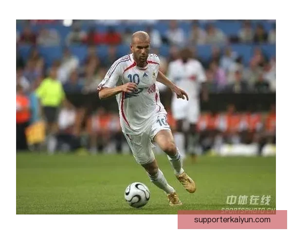 齐达内盘带细节分析：传承技术，展现优雅风格。